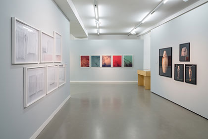 Installationsansicht der Ausstellung FINDINGS.TORBEN ESKEROD im FFF